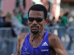 Tadesse Abraham läuft beim Greifenseelauf 2015 als Sieger ins Ziel