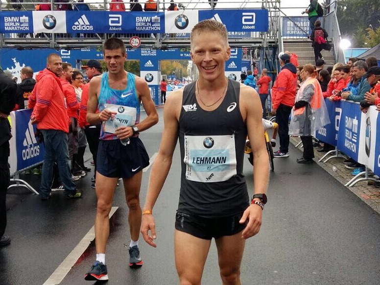 Adrian Lehmann lächelt im Ziel des Berlin-Marathons 2017