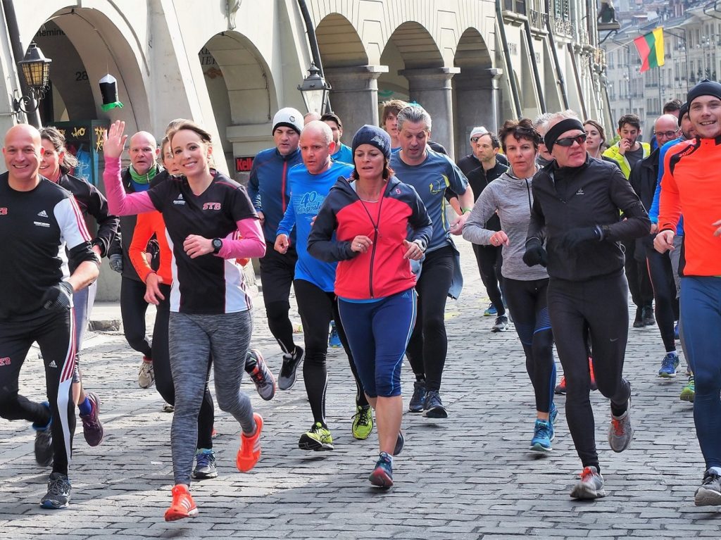Begeisterte Läufer laufen beim Training für den GP Bern durch die Berner Altstadt