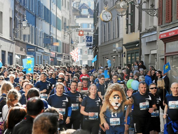 Eine Läufer-Masse läuft durch eine enge Gasse in der Innenstadt Luzerns