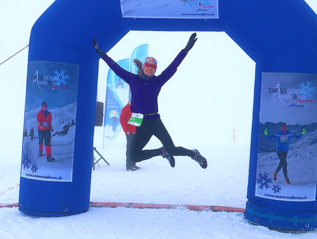 Judith Wyder springt im Ziel in die Luft (Photo: Swiss Snow Walk & Run)