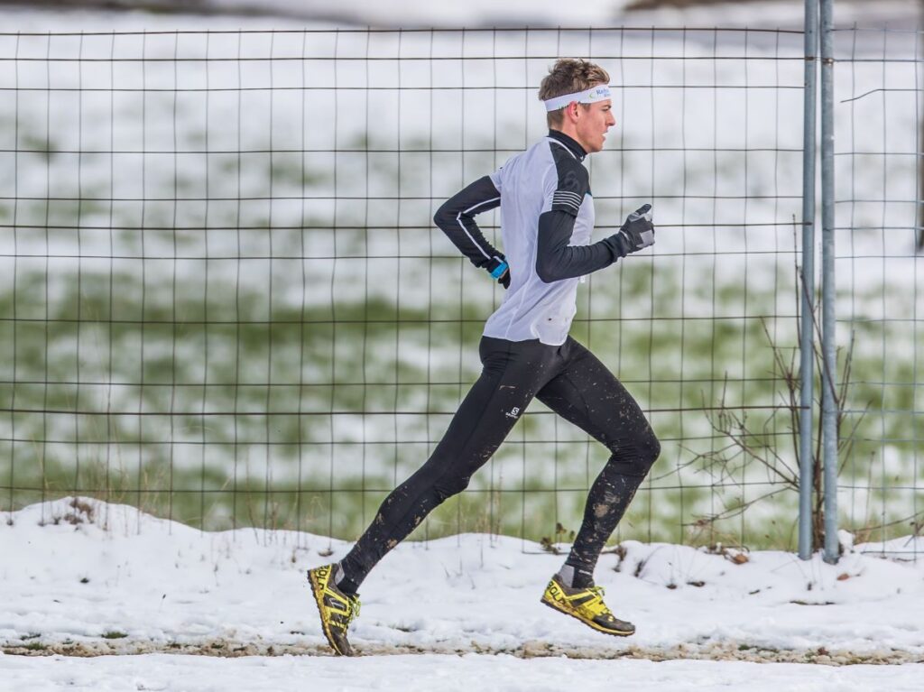 Mathias Kyburz läuft im Schnee