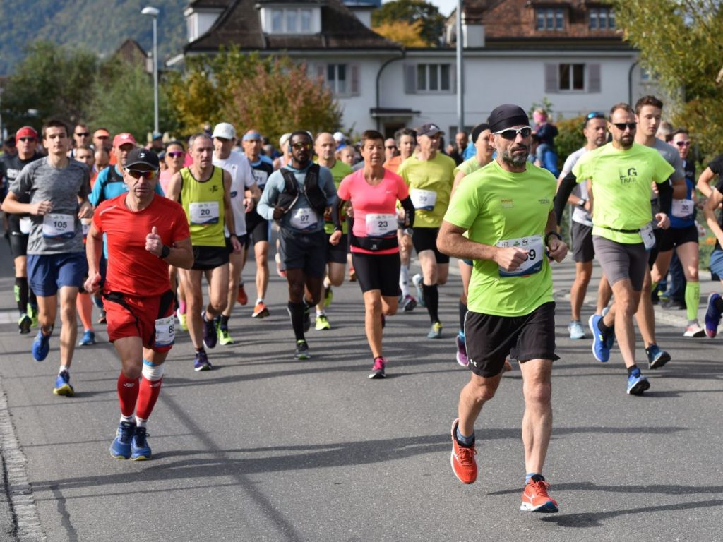 Viele Läufer auf der Strasse beim Brienzerseelauf (Photo: athletix.ch)